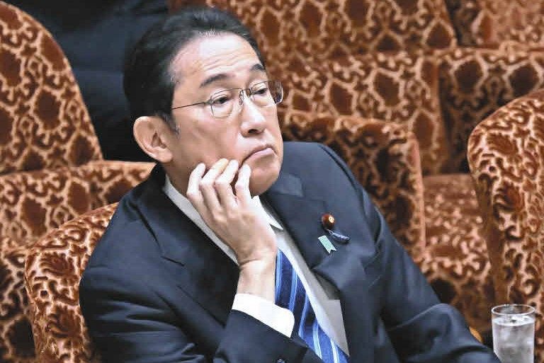 参院予算委で質問を聞く岸田文雄首相