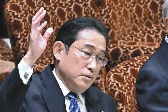 参院予算委で手を挙げて発言を求める岸田文雄首相