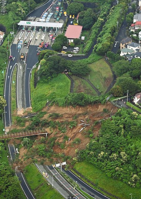 横浜横須賀道路の逗子インター（左上）付近で発生した土砂崩れ現場＝逗子市で、本社ヘリ「あさづる」から

