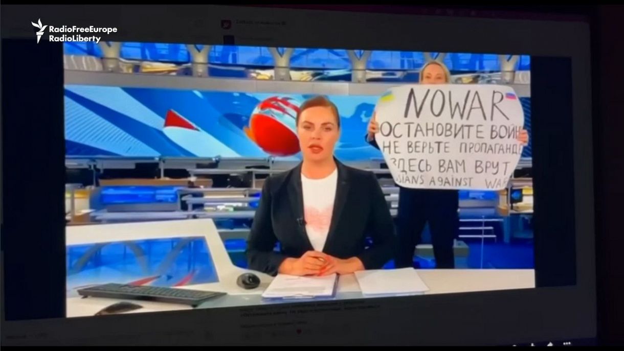 ロシアのニュース番組の生放送中に 戦争をやめて テレビ局員の女性が紙を掲げる 偽情報 で訴追方針 東京新聞 Tokyo Web