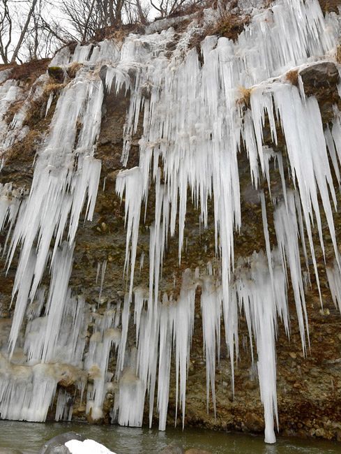 長野・木曽 氷のカーテン 厳冬アート：東京新聞デジタル