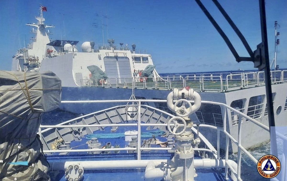 フィリピン沿岸警備隊の進路を妨害したとされる中国沿岸警備隊の船（奥）＝フィリピン沿岸警備隊提供、AP