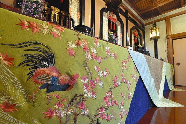 四季折々に仏前を飾る打敷。大礼服もかつて打敷として利用された＝京都市上京区の大聖寺で