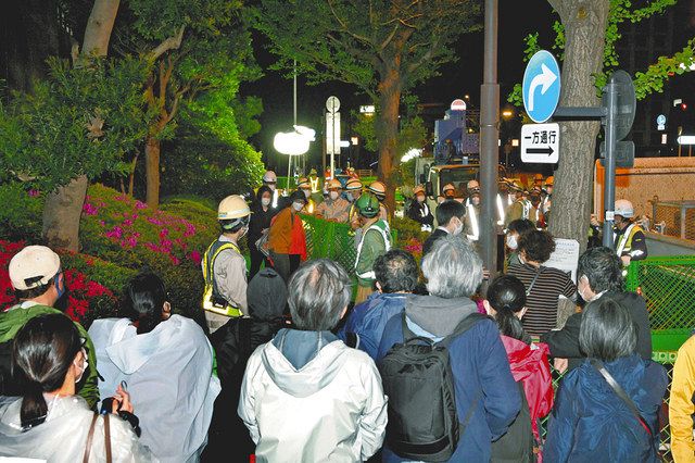イチョウ並木の伐採工事に抗議する人ら＝２７日午前３時１８分、東京都千代田区で