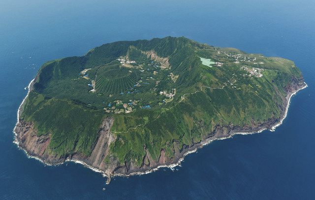 太平洋に浮かぶ美しい青ケ島。小中学校や村役場は写真右上付近

（島の北側）にある＝２０１６年５月、本社ヘリ「まなづる」から
