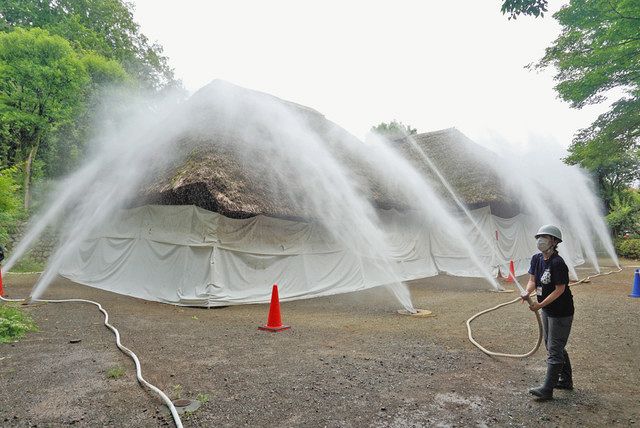 水の幕で文化財守る 川崎の日本民家園 90年火災 延焼防止の放水試験