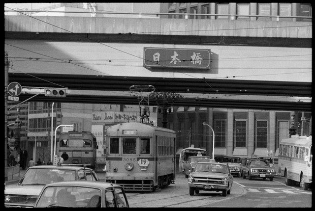 日本橋の首都高下を走る都電。「たびたび車に邪魔されて、やっと撮影できた１枚」＝１９７１年２月
