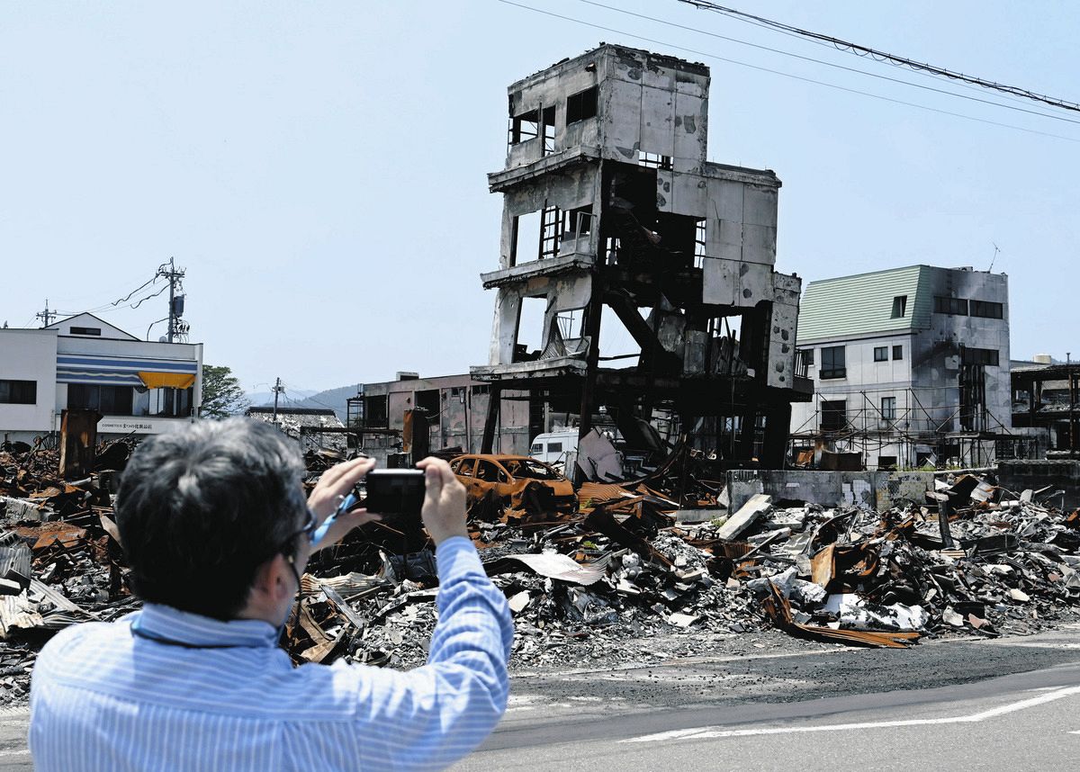 焼失した朝市通り周辺を撮影する真山仁さん＝2024年6月14日、石川県輪島市河井町で（桜井泰撮影）