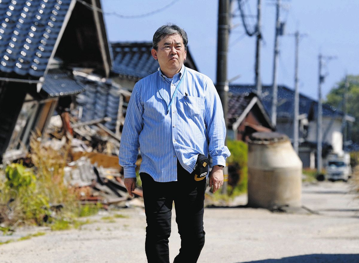 能登半島地震の被災地を取材する真山仁さん＝2024年6月14日、石川県珠洲市宝立町で（桜井泰撮影）