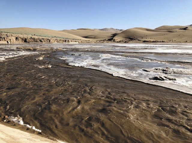 昨年１２月上旬、敦煌郊外の砂漠地帯を流れる党河