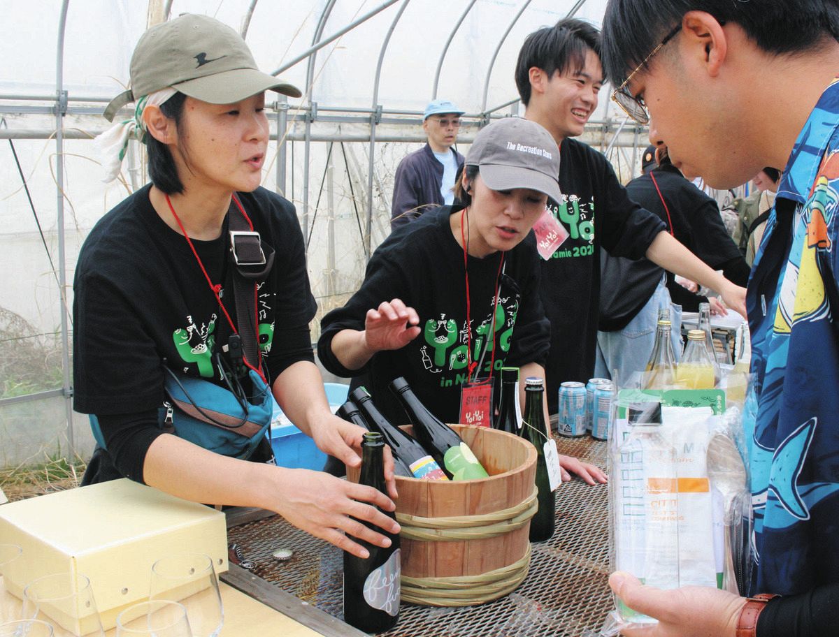 イベントではhaccobaのお酒を飲み放題で提供した＝いずれも福島県浪江町で