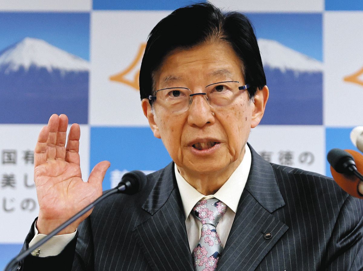 辞職願を提出後、記者会見する静岡県の川勝平太知事