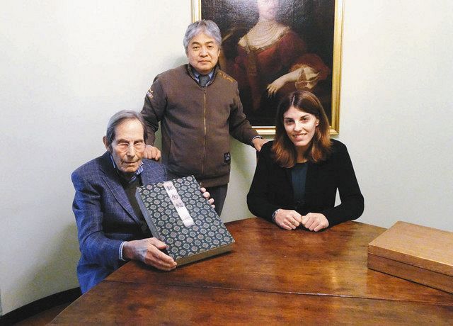 ２０１７年１月、フェラリンの次男ロベルト・フェラリンさん（左）のミラノの自宅にアルバムが保管されていることを確認した道原聡さん（中）。右はロベルトさんの次女カロリーナさん＝道原さん提供