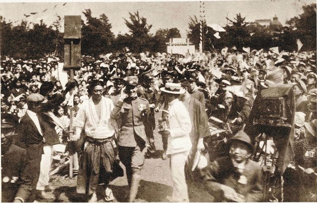 １９２０年６月、東京・日比谷で学生らの歓迎を受けるフェラリンら＝道原聡さん提供