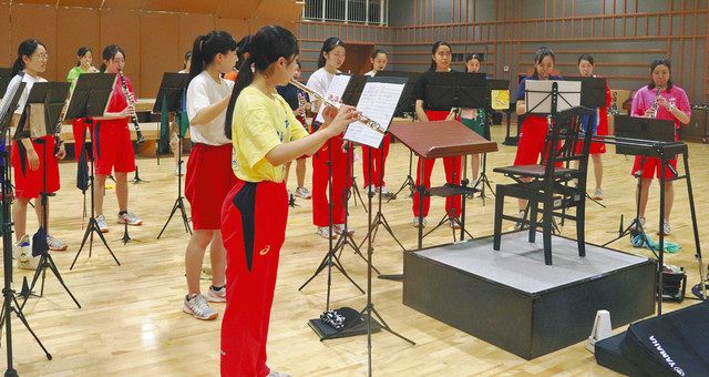 練習に励む市立船橋の吹奏楽部の生徒ら＝千葉県船橋市で