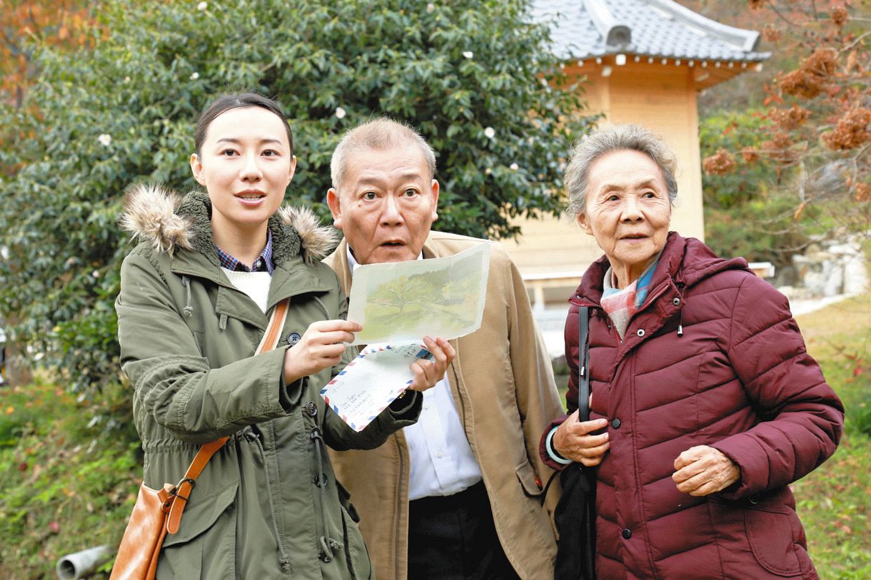 「再会の奈良」の一場面。養女を捜す陳さん（右）と孫娘のシャオザー（左）、吉澤（中）の３人