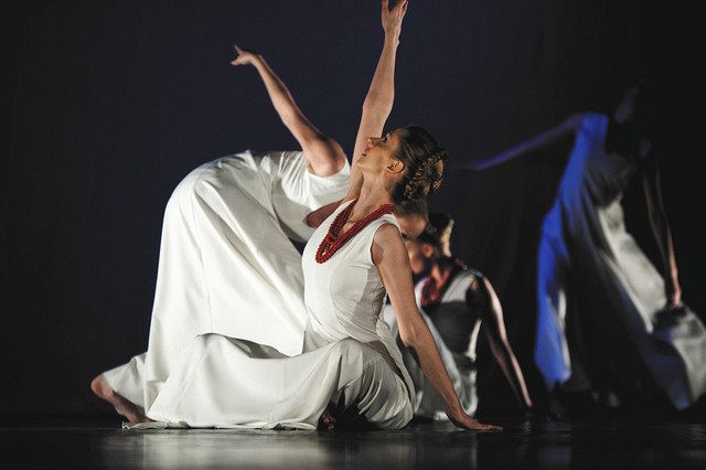 ポーランド国立民族舞踊団「シロンスク」のダンスパフォーマンス「Ｅｘｏｄｕｓ（エクソドゥス）」＝シアターＸ提供
