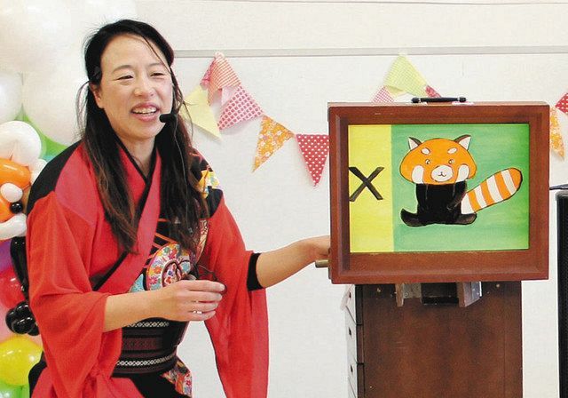 紙芝居を演じる望月晶子さん＝今年3月、川崎市幸区で