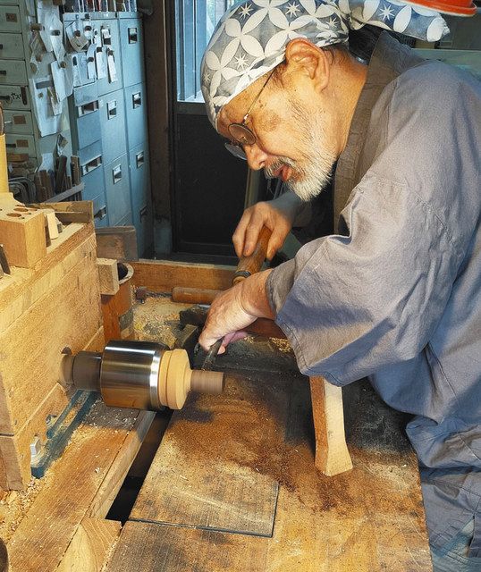 掛け軸の軸先を製作する花輪滋実さん＝いずれも熊谷市内で、花輪ろくろ工房提供 