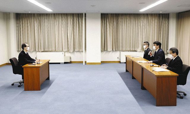 福島県の内堀雅雄知事（左）と面会する東京電力の小早川智明社長（右手前から2人目）＝16日午後、福島県庁で