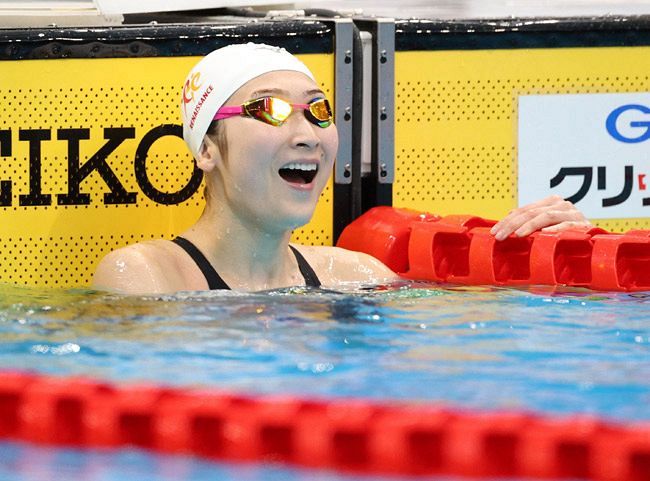 女子１００メートル自由形で優勝した池江璃花子