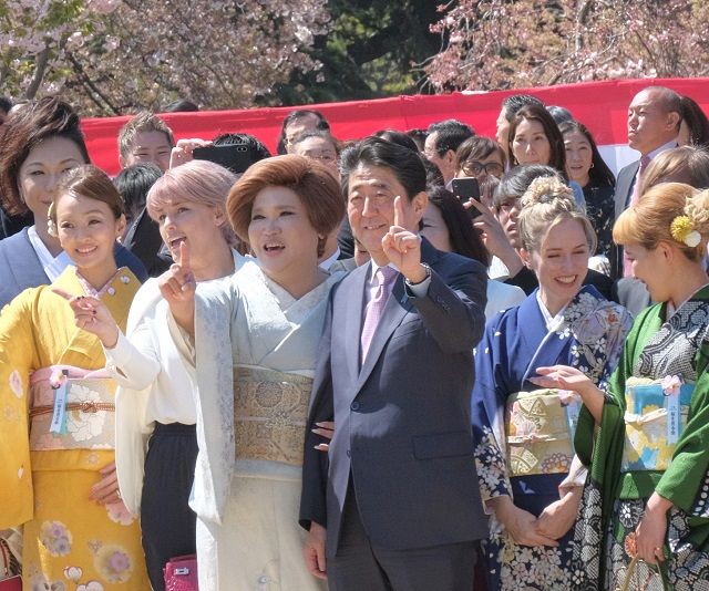 「桜を見る会」で、招待客と記念撮影する安倍晋三首相（当時） ＝2019年4月