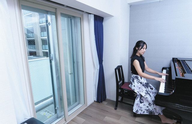 防音処理された部屋でピアノを弾く白熊杏梨さん＝東京都江東区のミュージション門前仲町で