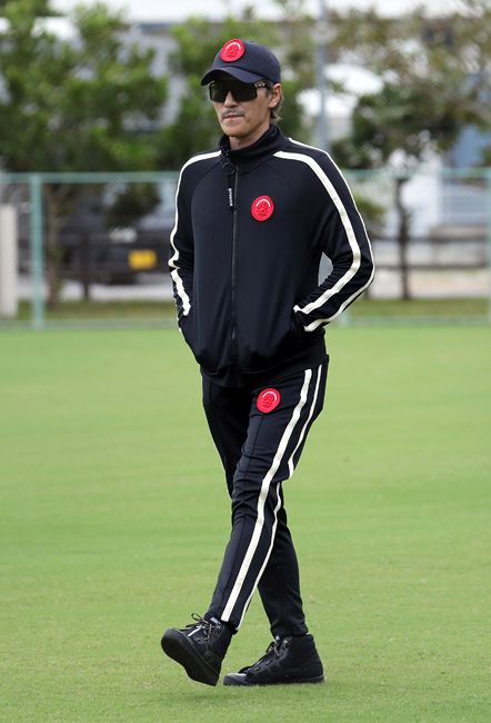 朝は上下真っ赤なジャージ姿で球場入りした日本ハム・新庄監督（写真上）。午後には上下黒のジャージに