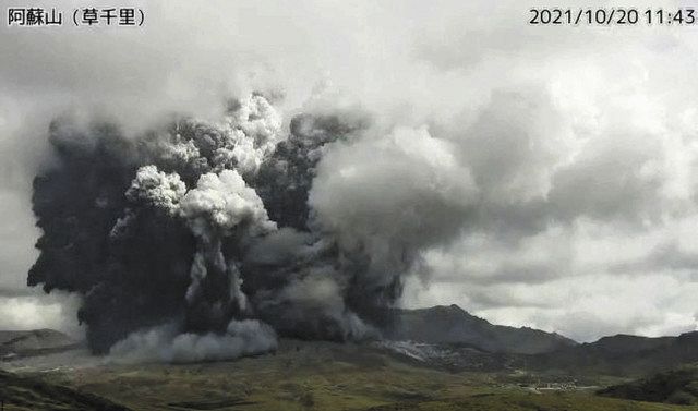 噴火する熊本県の阿蘇山＝２０日午前１１時４３分（気象庁のライブカメラから）