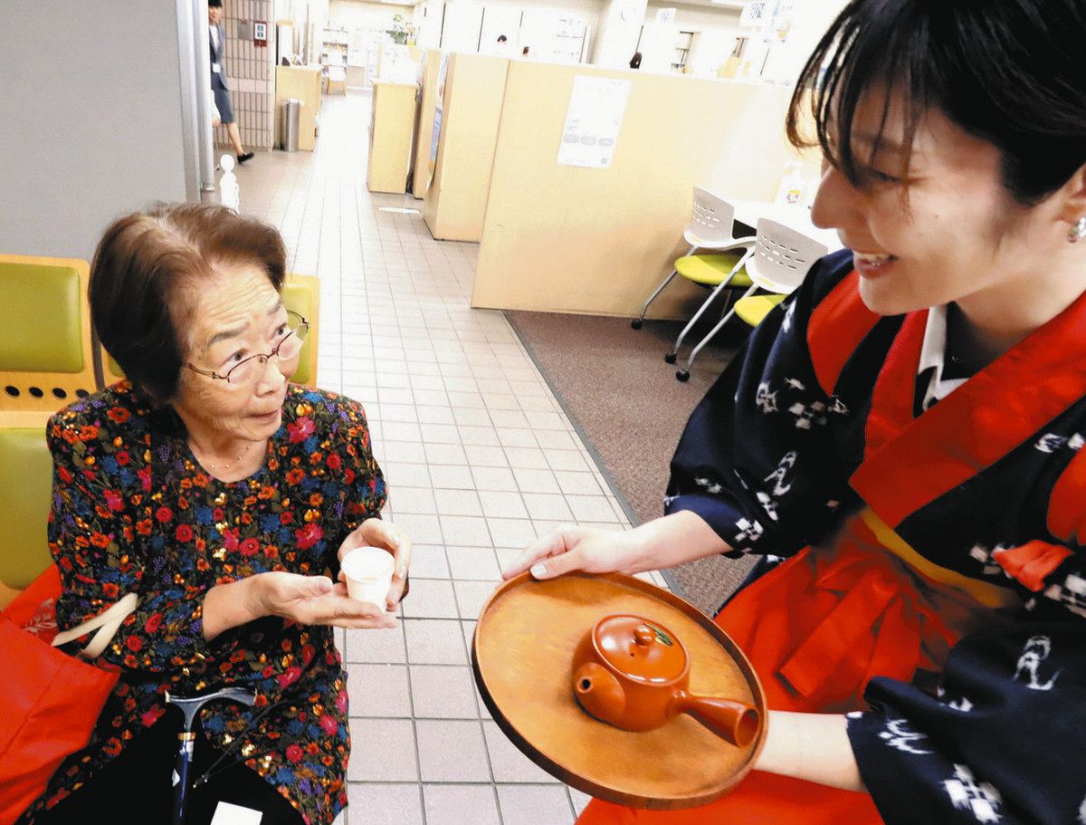狭山市役所 来庁者に湯茶接待 新入職員ら新茶を振る舞う：東京新聞デジタル