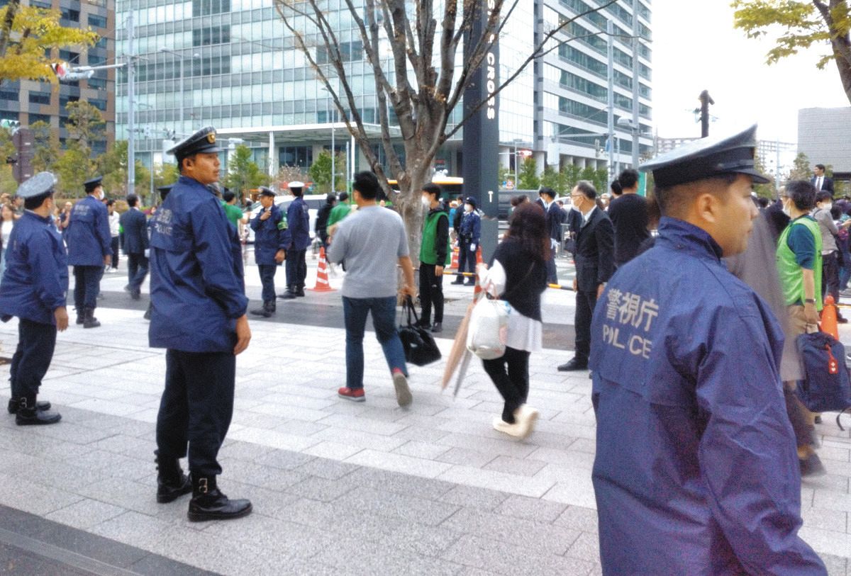街頭演説会場を警備する多数の警察官＝21日、東京都江東区で