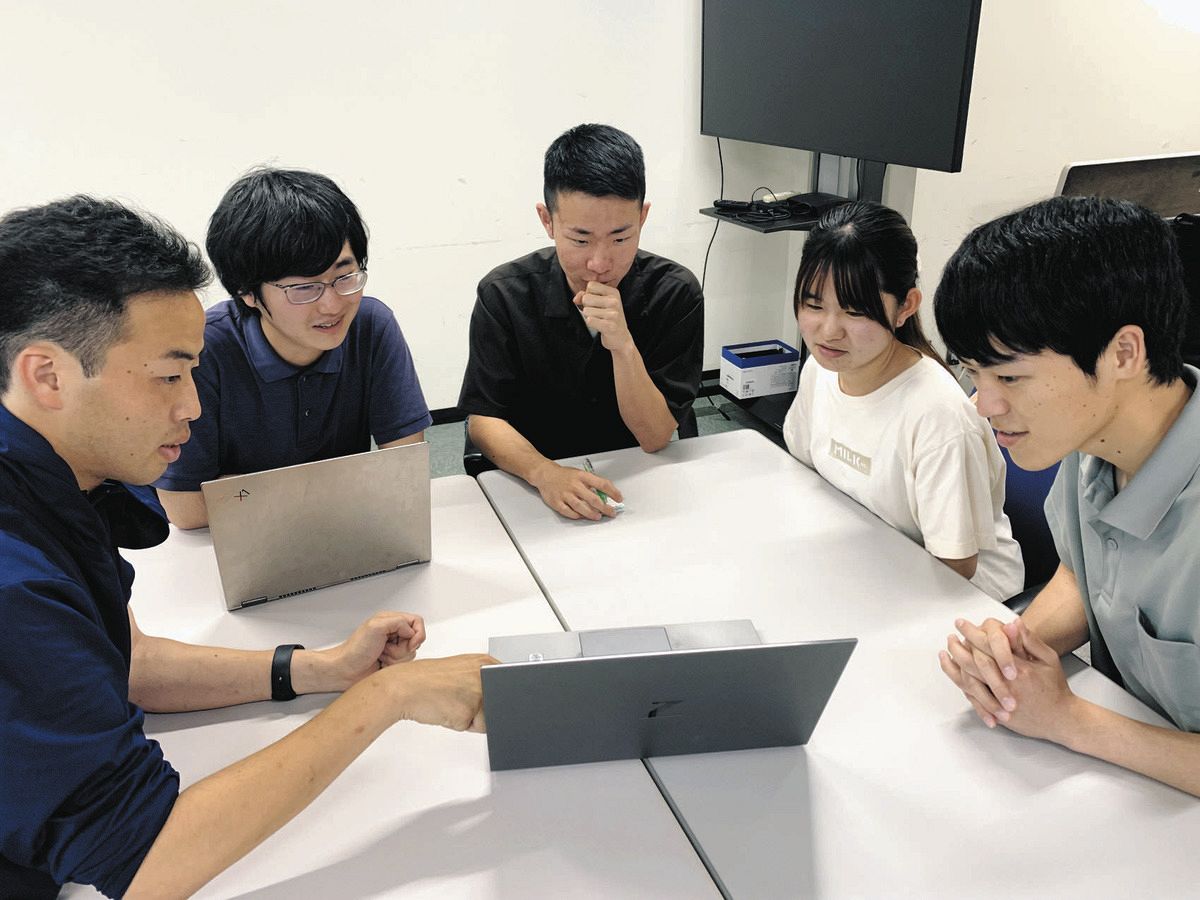 活動の打ち合わせする学生たち。右から、稲葉勇希さん、福岡碧衣さん、成田光我さん、西村省吾さん。左端は、顧問の原田魁成・人間社会研究域講師＝金沢市の金沢大で