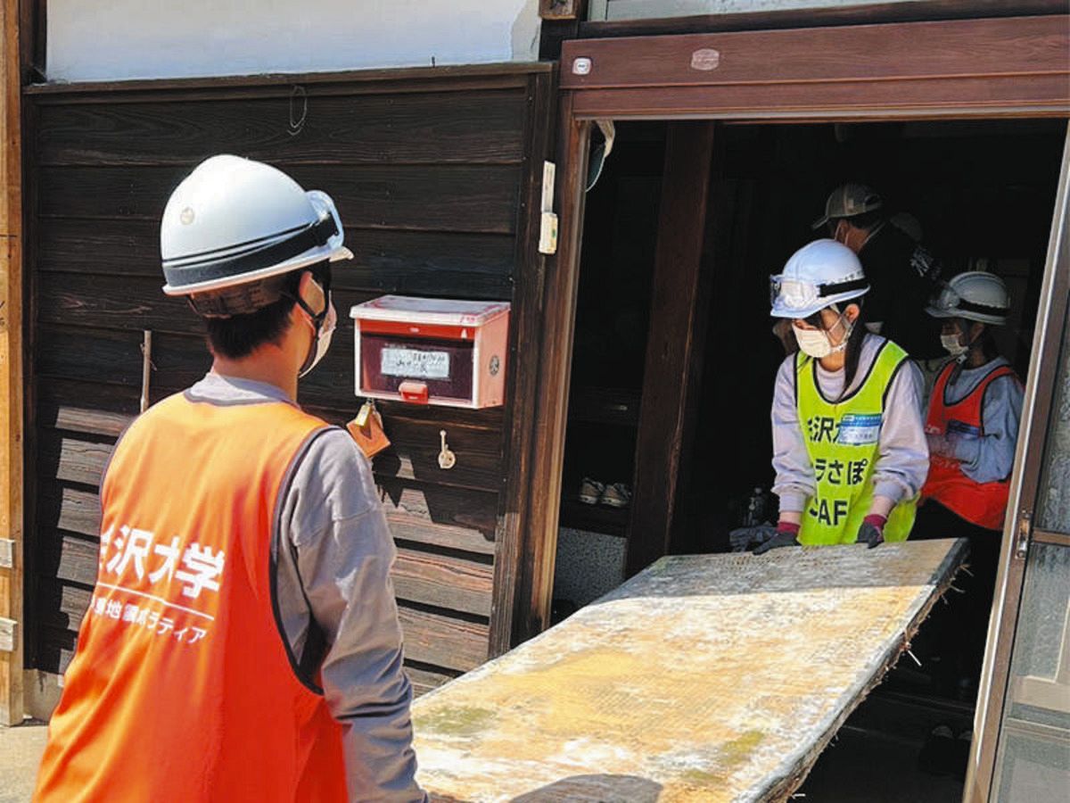 被災した家屋から畳を運び出す学生たち＝5月18日、石川県輪島市で（ボランティアさぽーとステーション提供）