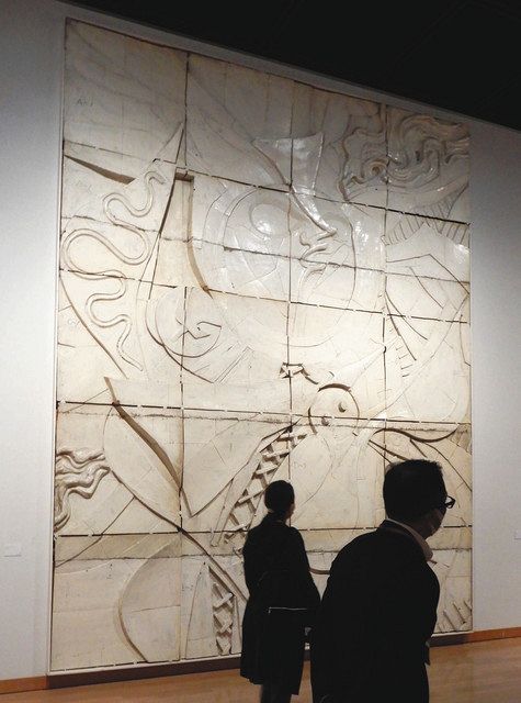 旧東京都庁舎に設置された岡本太郎さんの壁画「日の壁」の原寸大レプリカ
