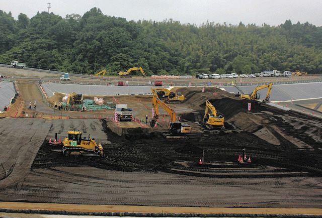 中間貯蔵施設での除染土保管作業＝６月、福島県大熊町で
