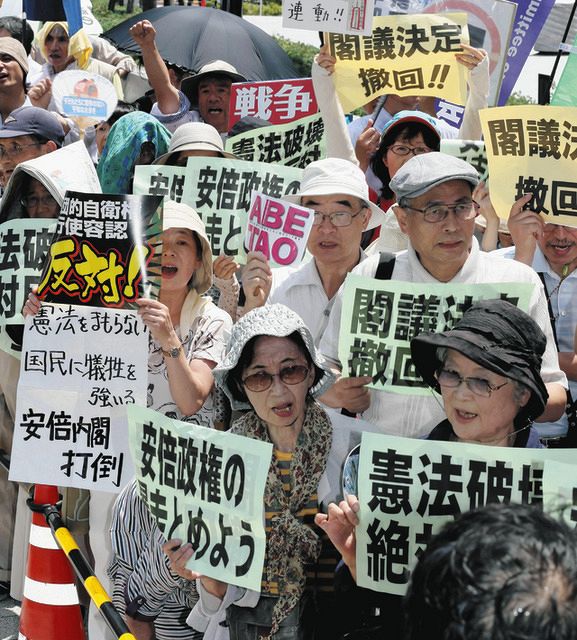 ２０１４年７月、集団的自衛権行使を容認する閣議決定の撤回を求め、抗議の声を上げる人たち＝東京・永田町で