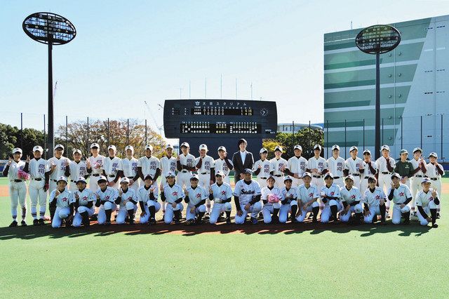 エキシビションマッチの後、宮本さんを囲んだ城南鵬翔クラブと埼玉スーパースターズの選手ら
