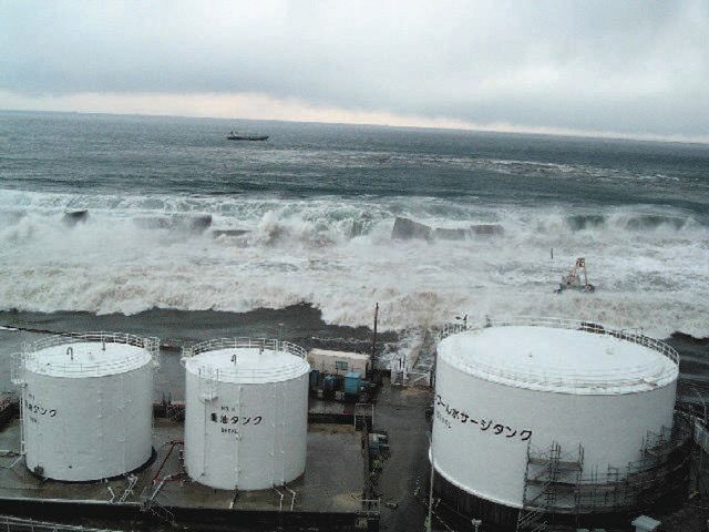 防潮堤を破壊し、福島第一原発を襲う大津波＝東京電力提供
