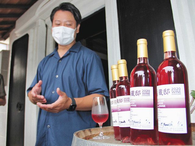 山田さんが手がけた川崎産ワイン。ラベルデザインは和光大学の協力を得た＝いずれも麻生区岡上で
