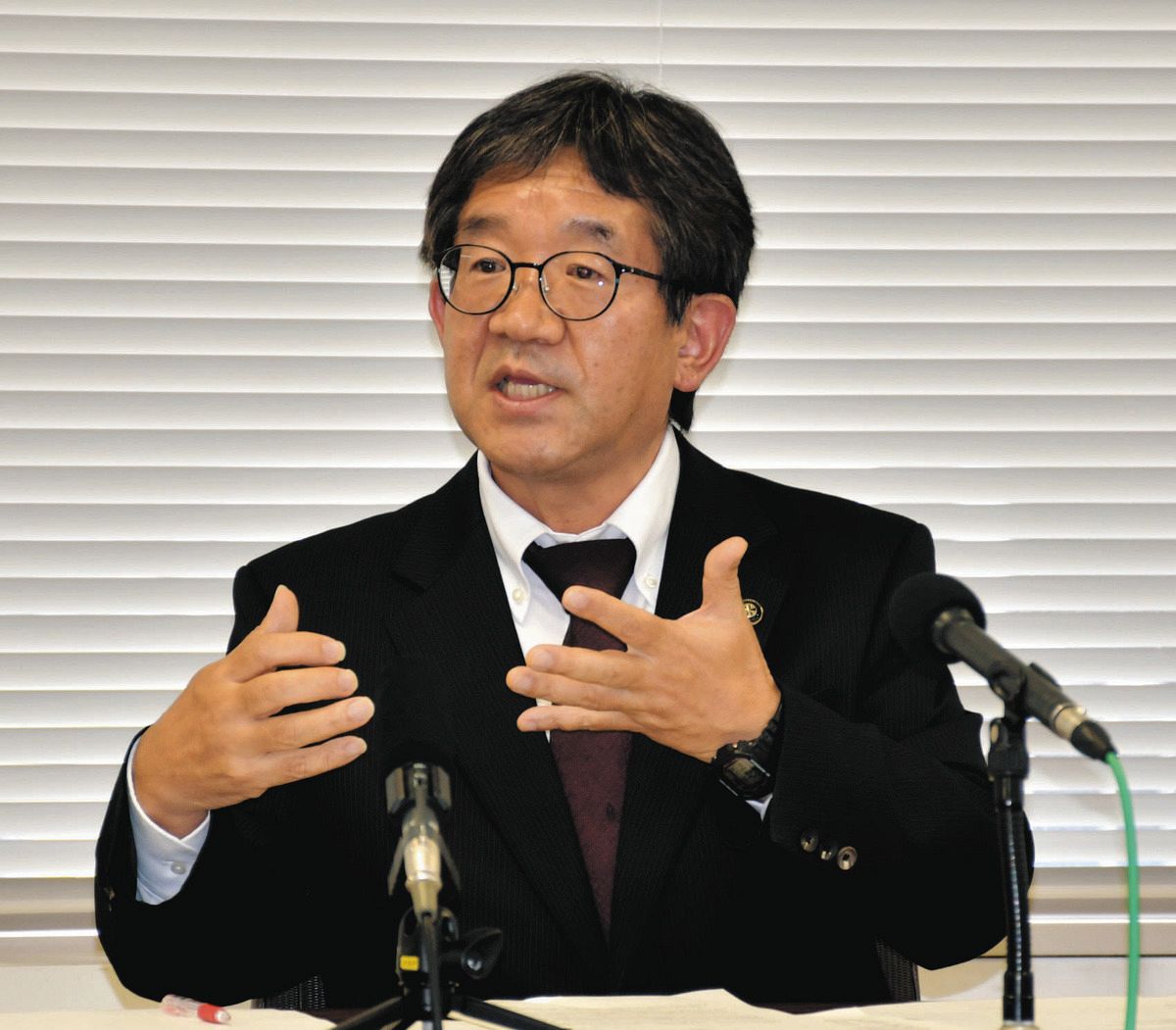 Shinichi Koshikawa, the mayor of Choshi City, Chiba Prefecture, explains about an expert review meeting to discuss the pros and cons of publicization in the city on the 15th.