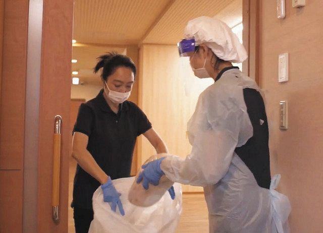 A scene from a video created by the Tokyo Metropolitan Government that introduces the procedure for infection control at a facility for the elderly = from YouTube