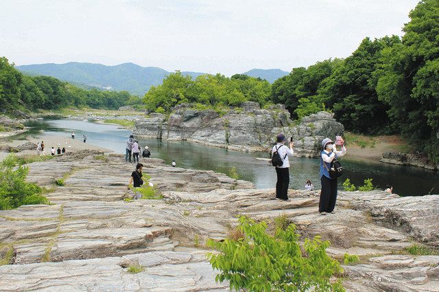多くの行楽客が足を運んだ名勝・岩畳＝長瀞町で（５月１２日撮影）
