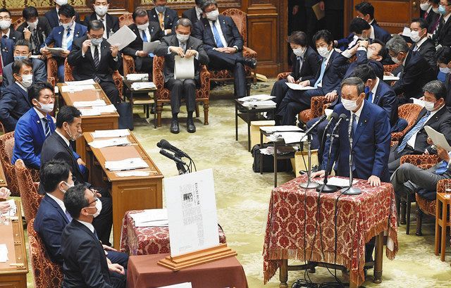 菅首相と全閣僚が出席して基本的質疑が行われた衆院予算委＝２日、国会で