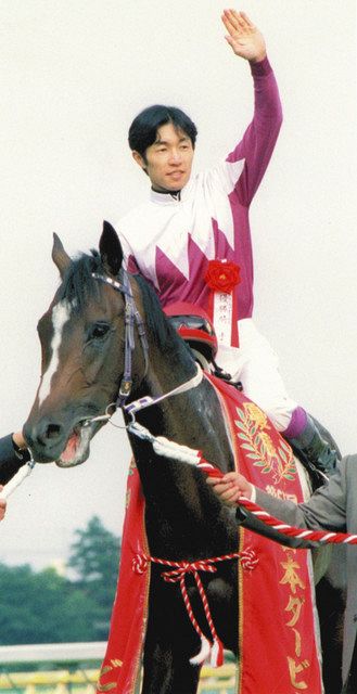 １９９８年６月、日本ダービーを制したスペシャルウィーク。鞍上は武豊騎手＝東京競馬場で
