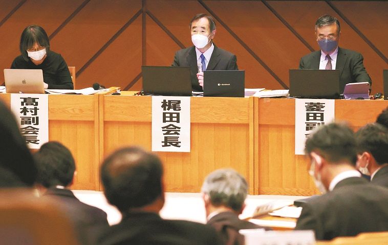 日本学術会議の総会で発言する梶田隆章会長（中）＝東京都港区の日本学術会議講堂