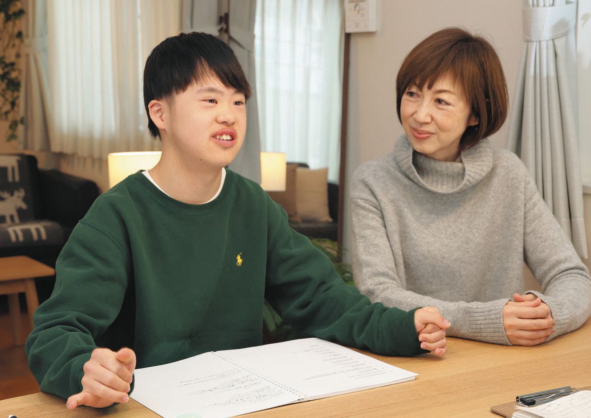 スピーチに向け、意気込みを話す吉田葵さん（左）と母佐知子さん＝東京都内で