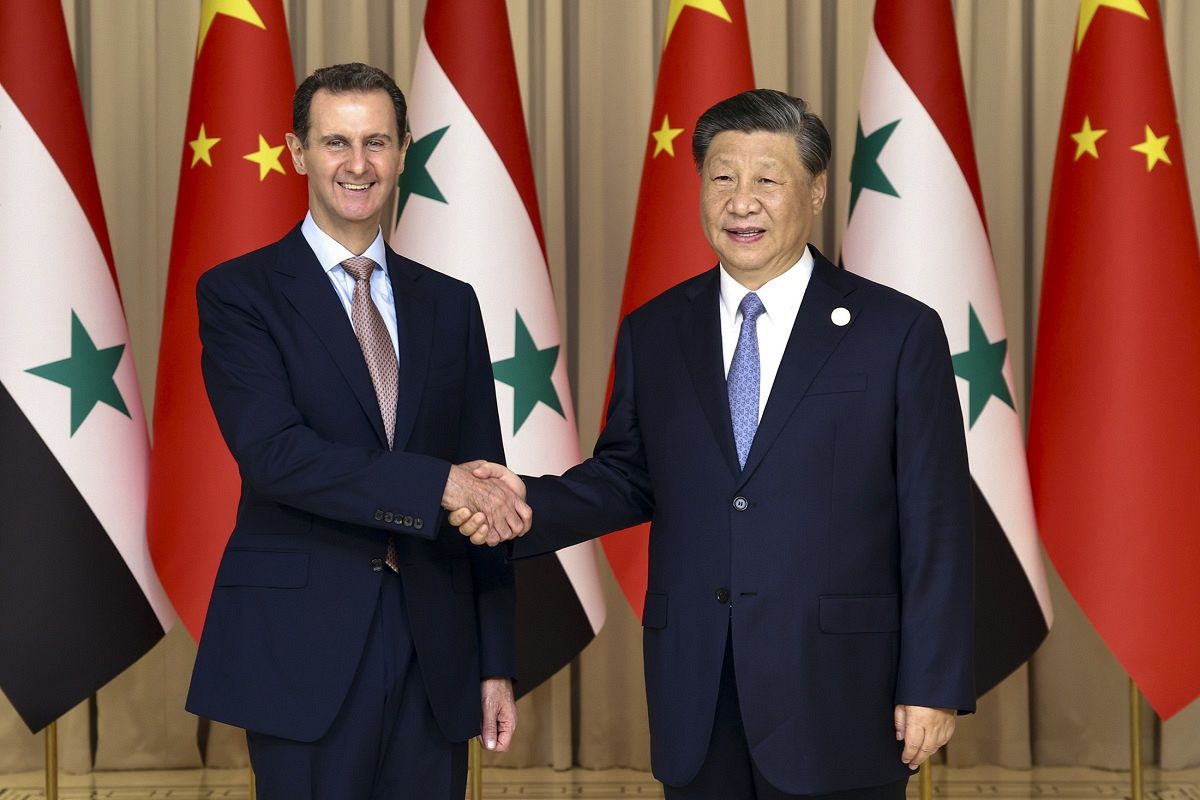 시진핑 중국 국가주석이 22일 중국 항저우에서 회담에 앞서 바샤르 알 아사드 시리아 대통령과 악수하고 있다(신화/AP)