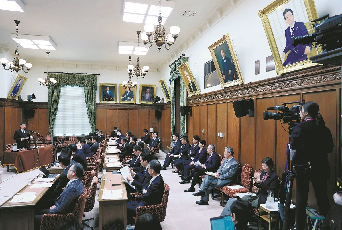 衆院政治倫理審査会で弁明する松野博一前官房長官（左）。右上は安倍晋三元首相の肖像画＝1日、国会で（代表撮影）