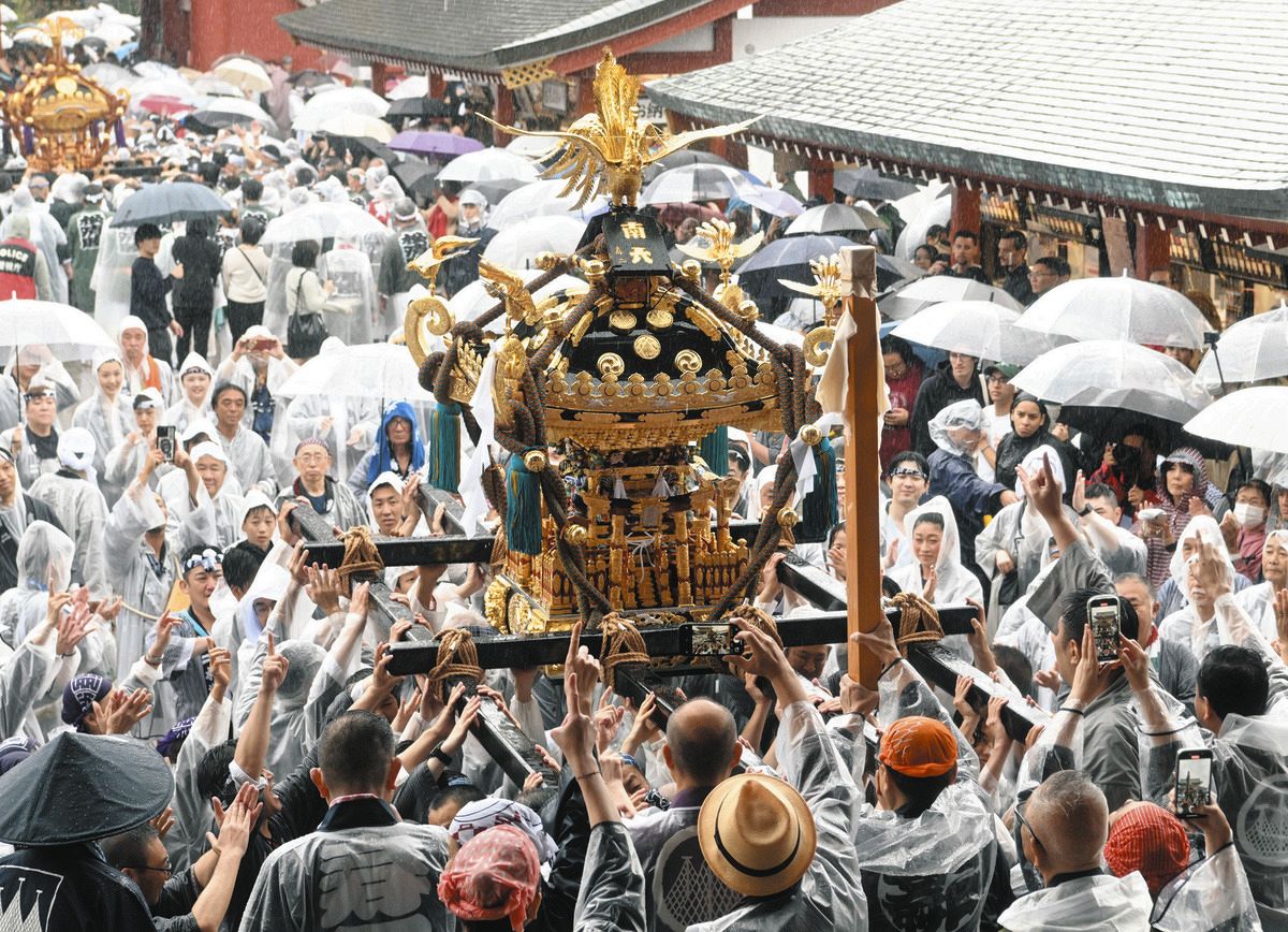 人気商品は ひときわピカピカ「浅草寿町2丁目町会」神輿 39年ぶりの「大修営 工芸品
