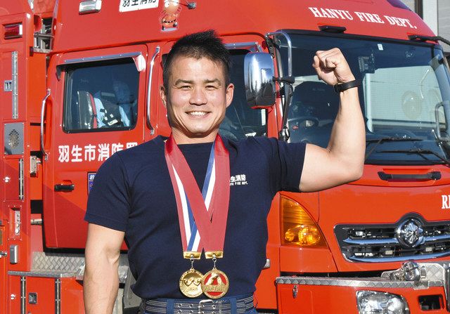 アームレスリングの二つの全国大会で優勝した金沢さん＝羽生市藤井下組の市消防本部で
